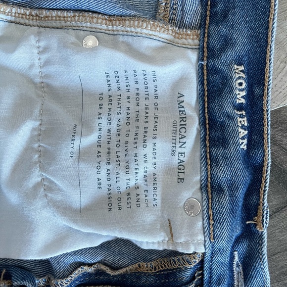 AE Mom Jeans Size 0 - Picture 3 of 4